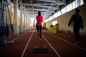 یکی از تمرینات سخت مریم دویدن با تایر ماشین است.